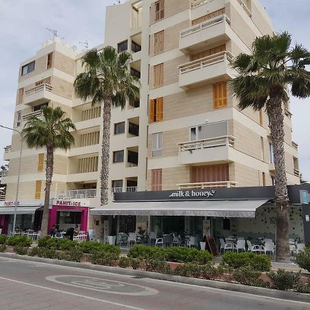 Haig'S Dream Flat On The Beach Larnaca Exterior photo
