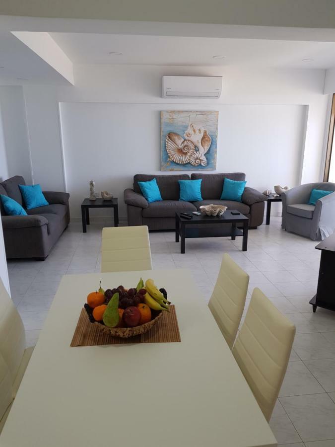 Haig'S Dream Flat On The Beach Larnaca Exterior photo
