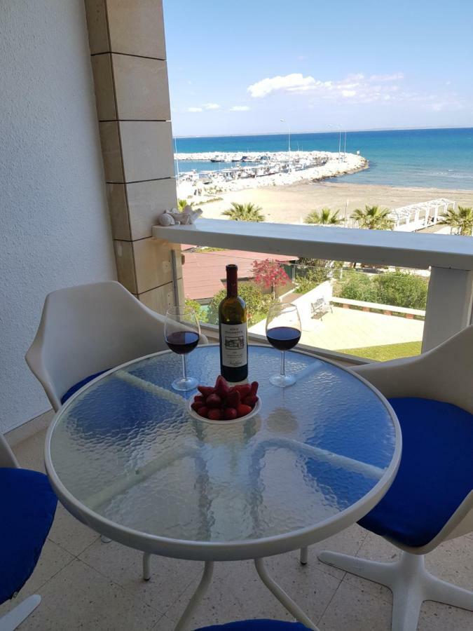 Haig'S Dream Flat On The Beach Larnaca Exterior photo