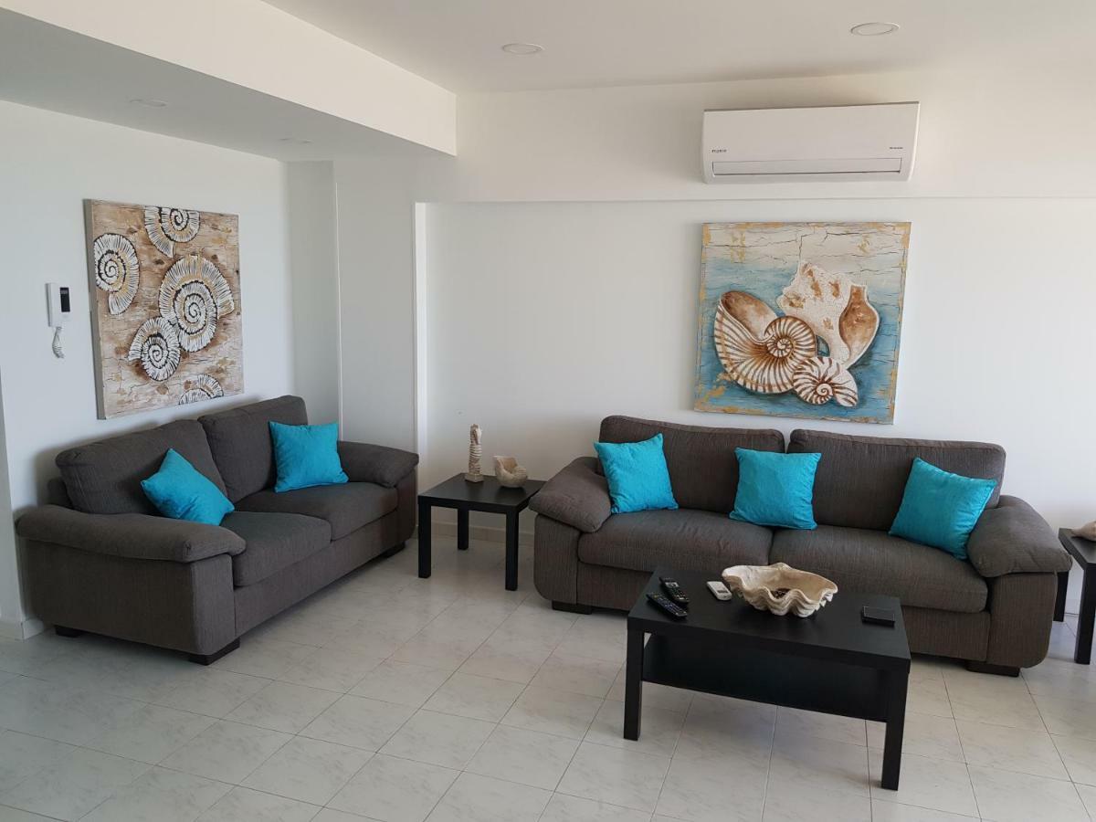 Haig'S Dream Flat On The Beach Larnaca Exterior photo
