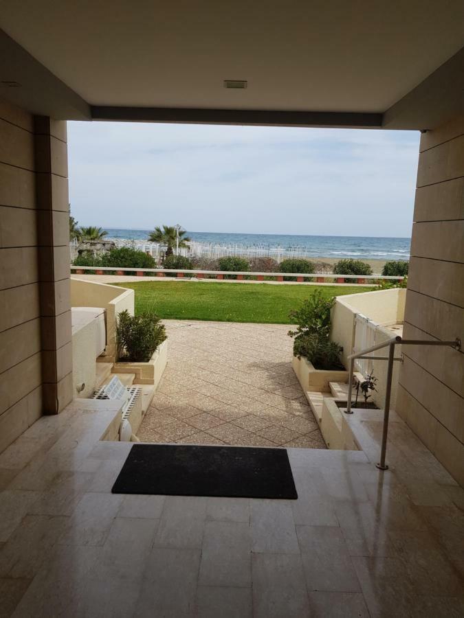 Haig'S Dream Flat On The Beach Larnaca Exterior photo