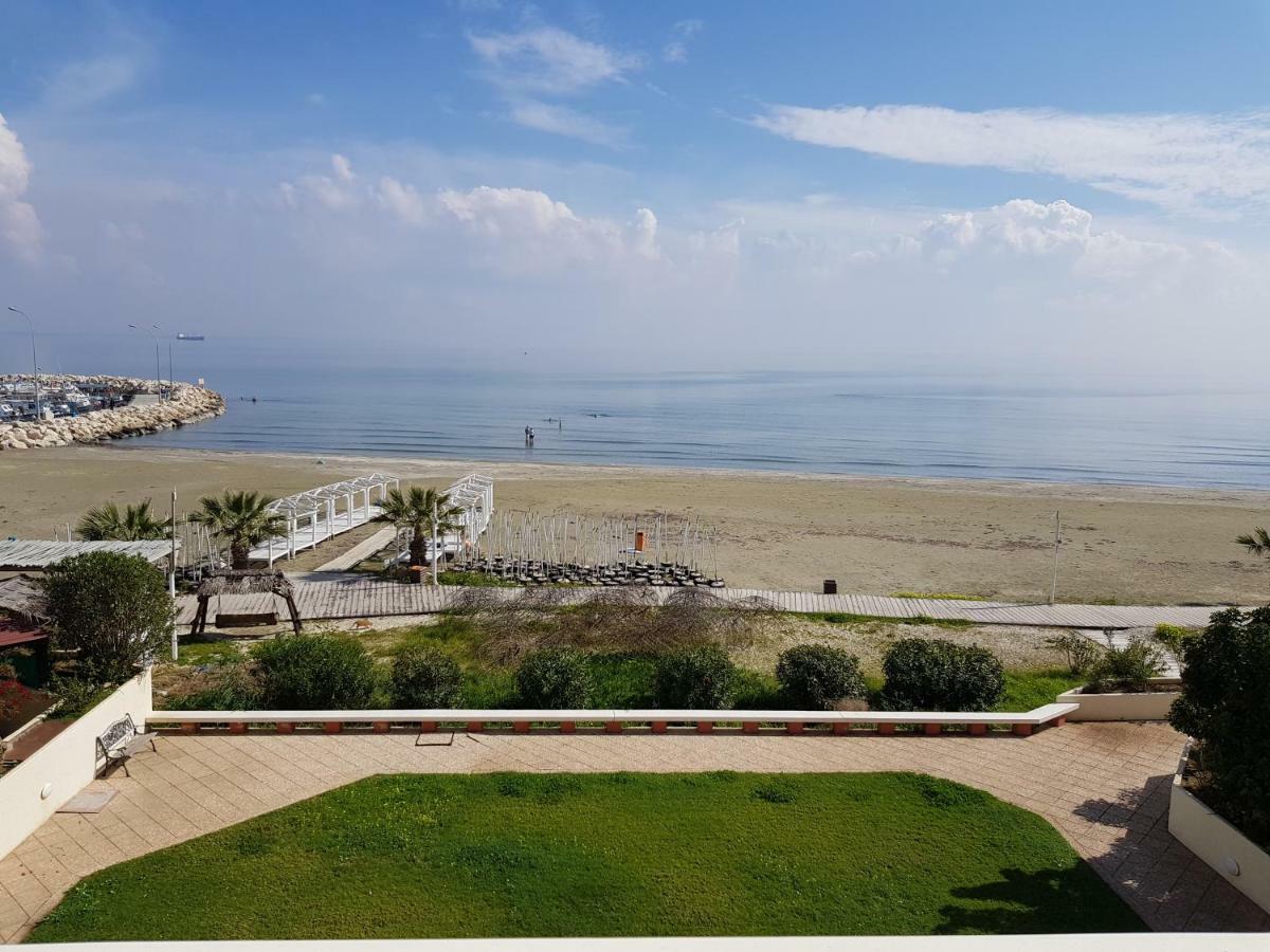 Haig'S Dream Flat On The Beach Larnaca Exterior photo