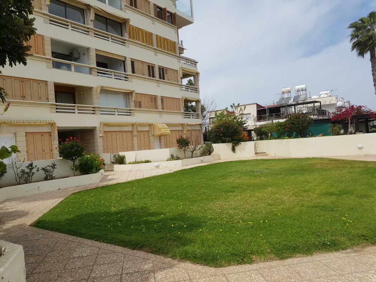 Haig'S Dream Flat On The Beach Larnaca Exterior photo